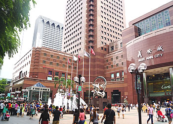シンガポールの繁華街オーチャード通りの写真