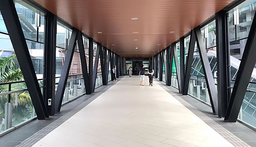 ミッドバレー～アブドラフクム駅間の連絡橋の写真